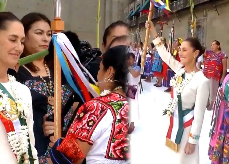Claudia Sheinbaum recibe bastón de mando de pueblos indígenas en el Zócalo de la CDMX